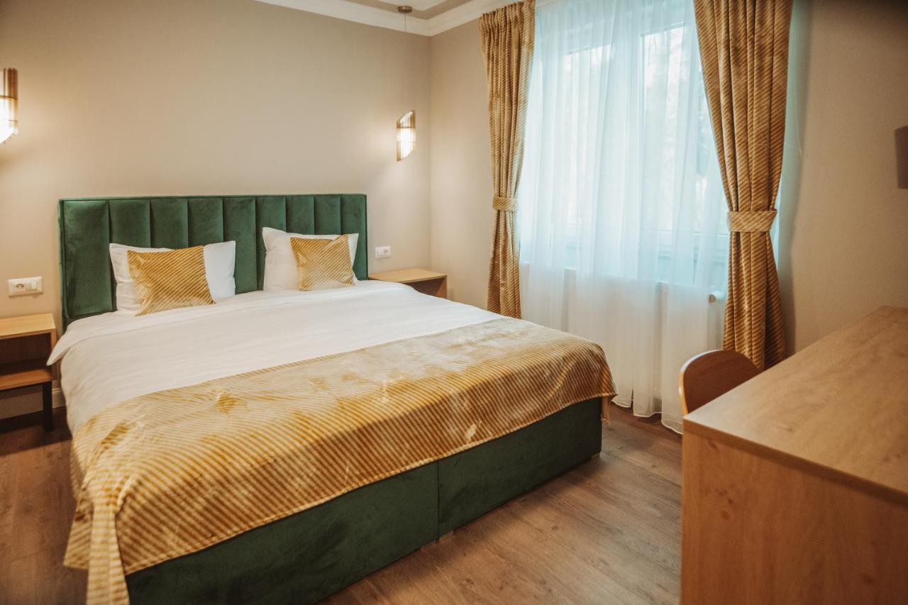 B59 Boutique Hotel Câmpulung Moldovenesc Exteriör bild
